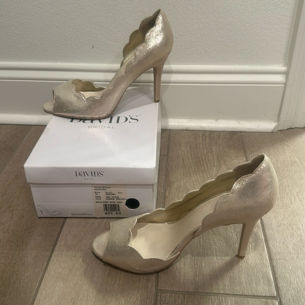 Scalloped Metallic gold heels size 10 NEVER WORN